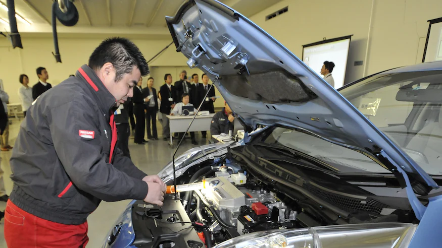 Nissan-Leaf-Service