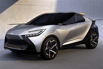 A következő generációs 2023-as Toyota C-HR 1,8 literes hibrid változatot kap